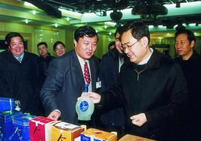 2002年1月22日，時任江蘇省省長季允石視察今世緣。